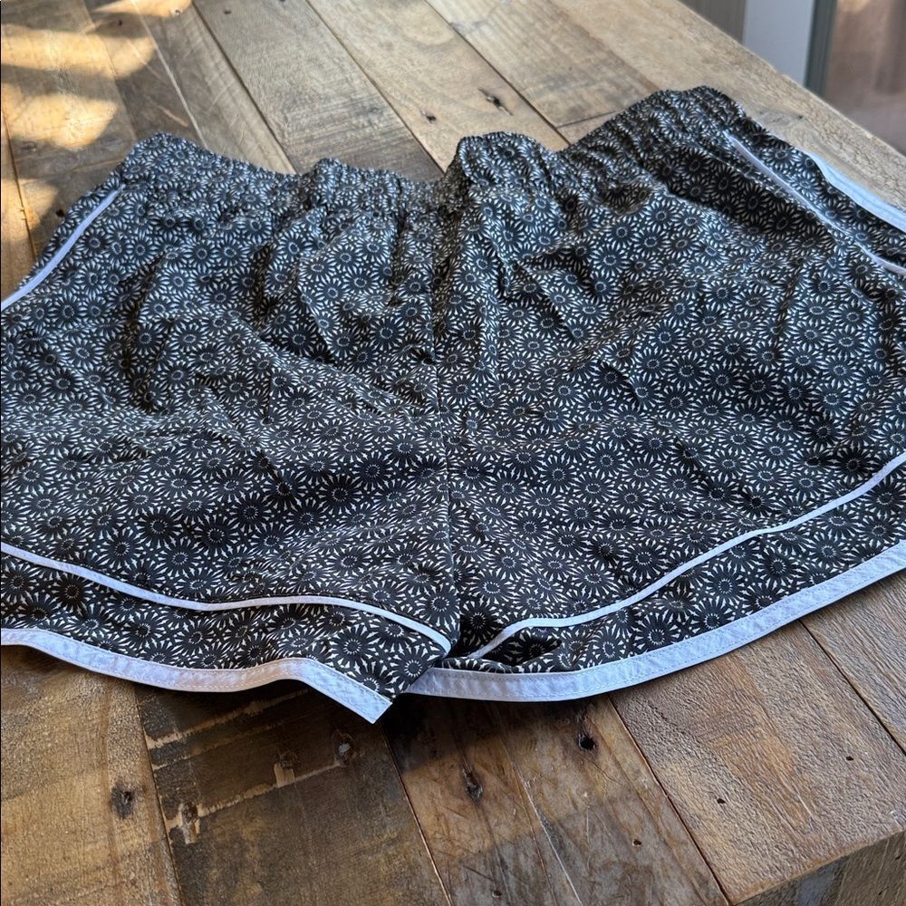 NWT FREE PEOPLE Black and White Patterned Women's Shorts SIZE L - Picture 5 of 6